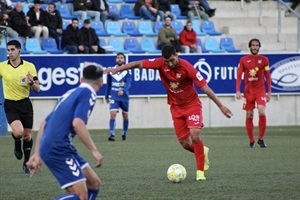 El CF La Nucía sacó un punto ayer en Badalona pese a ir ganando hasta casi el final del partido