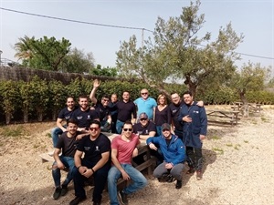 Los alumnos del Curso de Electricidad junto a Mª Jesús Jumilla, concejal de Personal y Bernabé Cano, alcalde de La Nucía