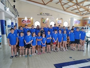 Todo el equipo de Club Natación Piscina La Nucía antes de iniciar la competición el sábado