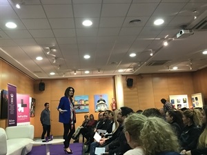 La coach Vigela Lloret durant su intervención