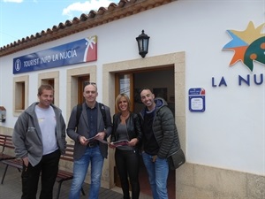 Raúl Villacampa, pte. Bike Friendly, junto a Mª Jesús Jumilla, concejala de Turismo y los técnicos de la Red BTT Álex Perales y Dani Flores