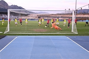 Agüero tras fallar el penalty cazó el rechace para anotar el primer gol