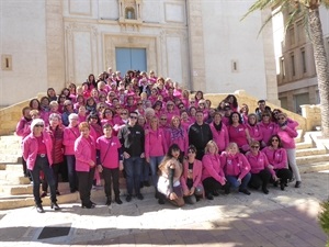 l'Associació de Dones se realizó una foto en la escalinata de la Iglesia junto a Kika Devesa, pta. Associació de Dones, Gemma Márquez, concejala Igualdad y Bernabé Cano, alcalde de La Nucía