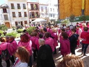 Desde la plaça Major se desplazaron hasta el Salón Social El Cirer, todas juntas