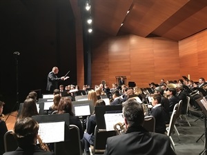 Andrés Colomina dirigiendo a la banda de la Unió Musical de La Nucía