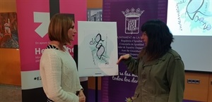 La diseñadora Mariola Galindo explicando su obra a Gemma Márquez, concejala de Igualdad