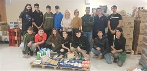 Los alumnos del IES La Nucía con los alimentos donados al Programa de Alimentos