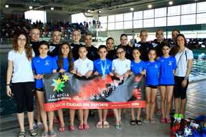 Todas las nadadoras del Club Natación Sincronizada