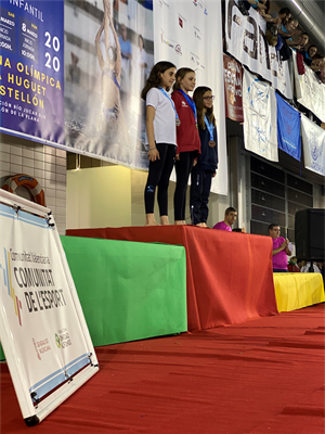 La nadadora nuciera Júlia Mora en el podium, plata