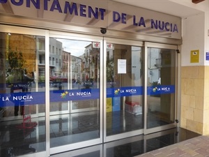 Los edificios tienen un cartel en la fachada, anunciando la medida