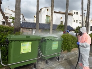 Todos los contenedores serán limpiados con este producto de desinfección contra el coronavirus