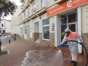 Los accesos a los supermercados son una de las zonas más transitadas estos días, de ahí su limpieza especial