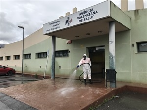 Limpieza a fondo de las entradas del Consultorio de Salud de Pinar de Garaita