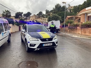 Los coches patrullas se limpian y desinfectan después de cada turno