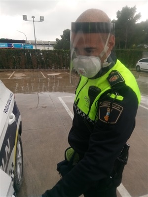 Los agentes trabajan con doble mascarilla