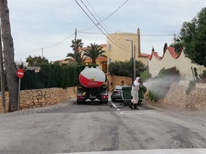 Limpieza en una de las calles de la Urbanización Panorama