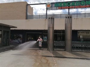 Desinfección de los accesos de los Supermercados de la Plaza del Sol