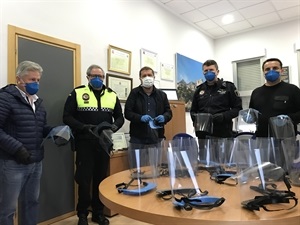 Serafín López, concejal Empleo, Vicente Alcalá, prof. Escuela Oficios, Pedro Lloret, agente Policía Local, Javier Burrueco, Jefe de la Policía Local y Bernabé Cano, alcalde de La Nucía en la entrega de las pantallas