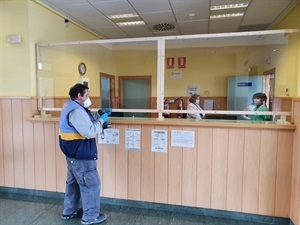 Los servicios técnicos instalaron ayer esta mampara de protección en el Consultorio de Pinar