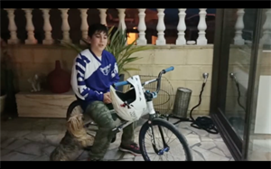 Los jóvenes rides de la Escuela de BMX también salen en le video