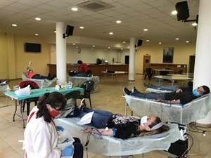 Las 20 batas se entregaron durante la donación de sangre de este pasado miércoles en el Salón Social El Cirer