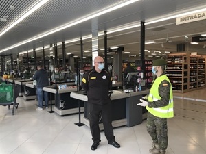 El sargento del MOE conversando con el vigilantes de seguridad