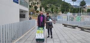 La cafetería del la Piscina Climatizada donando productos al Programa de Alimentos