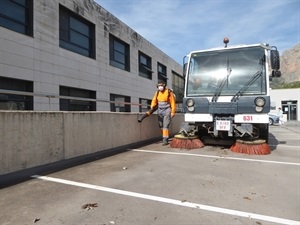 Barredera limpiando los accesos Instituto de La Nucía