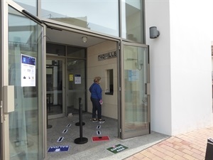 La Biblioteca sigue cerrada y este servicio de préstamo de libros se realiza desde la taquilla de entradas de l’Auditori de la Mediterrània