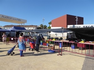 Por segundo lunes consecutivo el mercadillo se ha desarrollado durante esta mañana