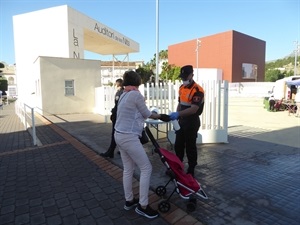 La instalación del mercadillo ha contado con la supervisiónde la Policía Local y Protección Civil