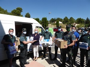 Los Guardias Civiles han hecho entrega esta mañana al Programa de Alimentos de los productos recogidos en esta Campaña Solidaria