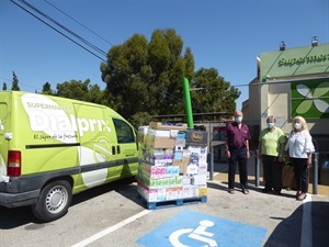 Ángela García de Supermercado Dialprix, Anthony Coles vicepte. Asoc. U3A Marina Baixa y Beatriz Pérez Hickman, concejala de Bienestar Social durante la donación solidaria