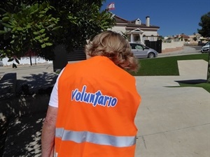 Los voluntarios llevan una camiseta y chaleco identificativo