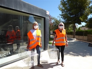 Los voluntarios atrapan a los gatos callejeros con unas jaulas especiales, que presta la concejalía de Protección Animal