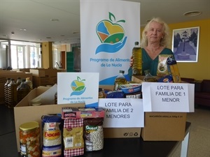 Beatriz Pérez-Hickman, concejala de Bienestar Social, con los lotes de comida para los alumnos con beca de comedor escolar