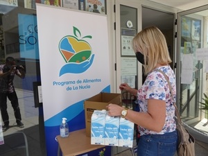 Los lotes de comida se recogen en el Centro Social Calvari, donde está el Programa de Alimentos de La Nucía