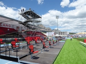 Estructuras para televisión y banquillos espaciados instalados en el Estadi Olímpic Camilo Cano