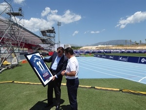 Con esta entrega han querido visualizar el  agradecimiento del club granota por la gran colaboración nuciera