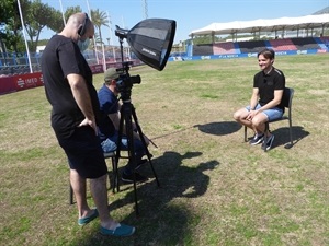 Footers entrevistando a San Julián para el reportaje-documental un año después del ascenso