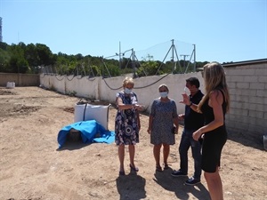 Belén Nuñez y Eingelien Steenbruggen, Protectora Animales explicando la ampliación del Refugio a Jessica Gommans, concejala de Protección Animal y Bernabé Cano, alcalde de La Nucía