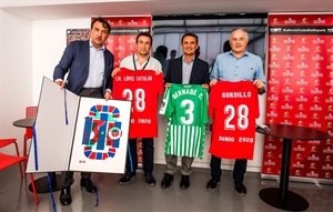 Quico Catalán, pte. Levante, J.M. Catalán, vcpte. Betis y Rafael Gordillo junto Bernabé Cano, alcalde de La Nucía