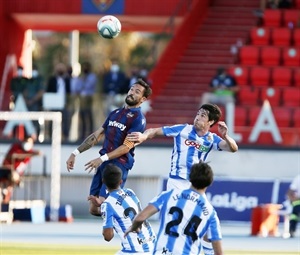 El capitán Morales cabecea un balón ante la Real Sociedad