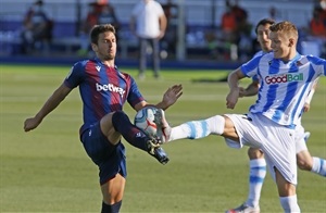 El noruego Odergaard disputando un balón