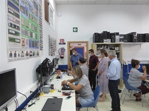 Vicente Alcalá, profesor del curso, explicando los trabajos de los alumnos