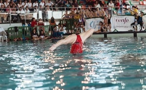 Natalie Baker en plena competición