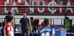 Gaizka Garitano, entrenador del Athletic de Bilbao, dando instrucciones en La Nucía