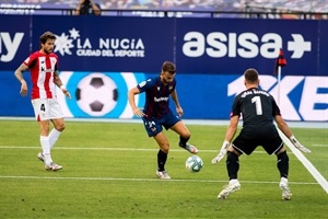 Borja Mayoral en el momento del pase a Bardhi , en el 1-2