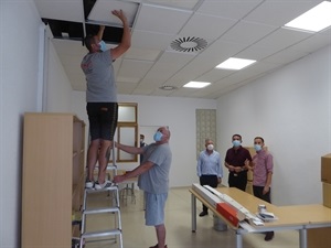 Serafín López, concejal de Empleo y Bernabé Cano, alcalde de La Nucía, visitando las obras de la Agencia de Desarrollo Local