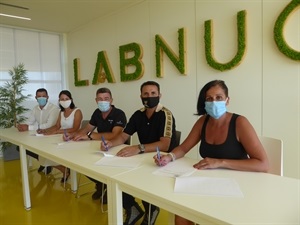 Las representantes de las AMPAS junto a Juan Andrés Montiel, pte AECNU, Frederik Herweijer, concejal de Comercio y Bernabé Cano, alcalde de La Nucía en la firma del convenio